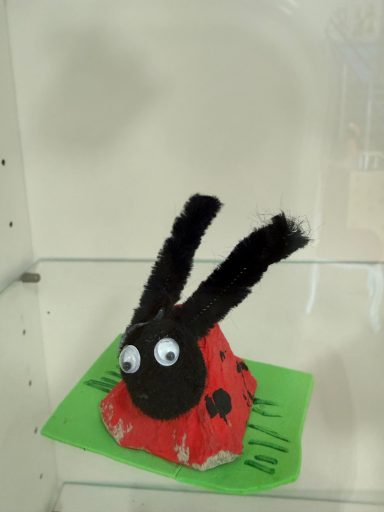 Die Igelkinder basteln Junikäfer